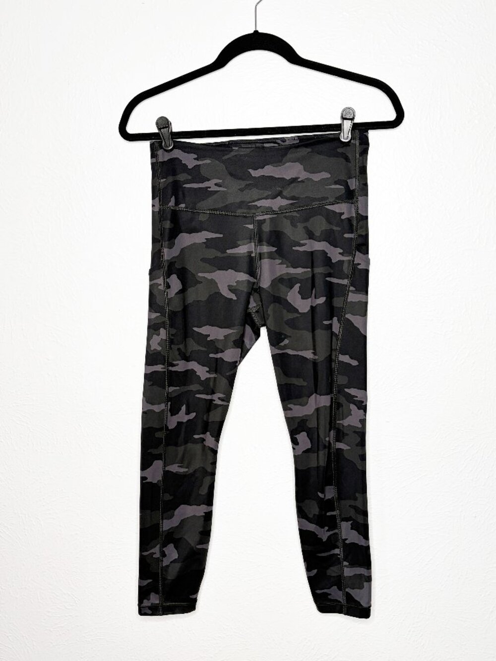 Athleta Ultimate Stash Pocket Camo Capri Leggings Women's Size S